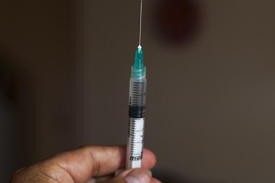 Drama v plzeňské školce. Dívka se na hřišti píchla o pohozenou injekční stříkačku!