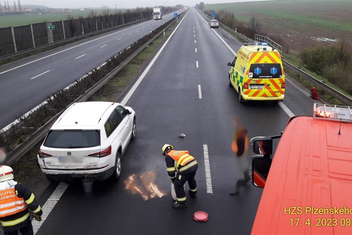 Nehoda dvou aut uzavřela přivaděč u Plzně