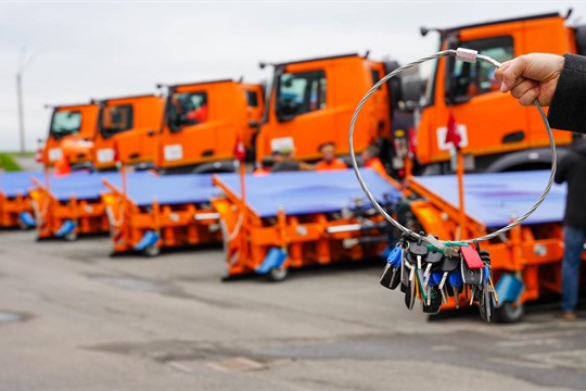 Do vozového parku silničářů Plzeňského kraje přibylo osm nových sypačů