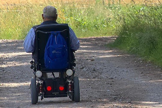 Nezletilému chlapci přejel nohu neznámý muž na elektrickém vozíku. Případ šetří policisté!
