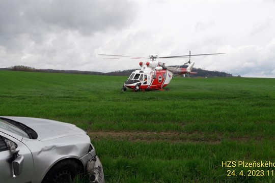 Na Klatovsku srazilo auto cyklistu, na místo letěl vrtulník