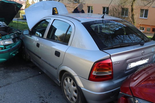 Opilý a zfetovaný šofér vjel do protisměru a naboural tři zaparkovaná auta