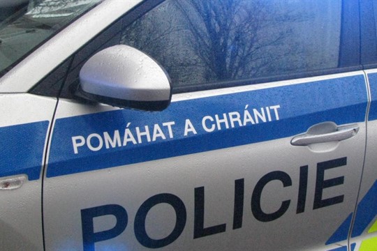 Okradený muž ležel na chodníku s rozbitou hlavou. Policisté hledají svědky!