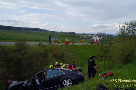 Další vážná nehoda. Při střetu s kamionem na Tachovsku se těžce zranili dva lidé!