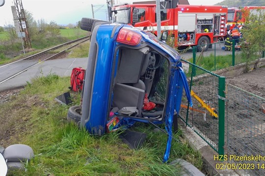 Aktualizováno: Na jihu Plzeňska se srazil vlak s autem. Řidička se těžce zranila!