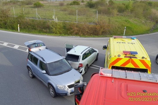 Nájezd na přivaděč od Přeštic zkomplikovala nehoda tří aut