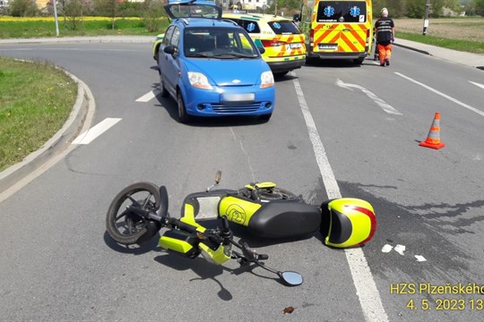 Třiaosmdesátiletý řidič nedal přednost seniorovi na skútru. Ten se těžce zranil