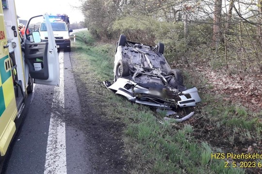 Zdrogovaný řidič skončil s autem na střeše. Prý se vyhýbal zajíci!