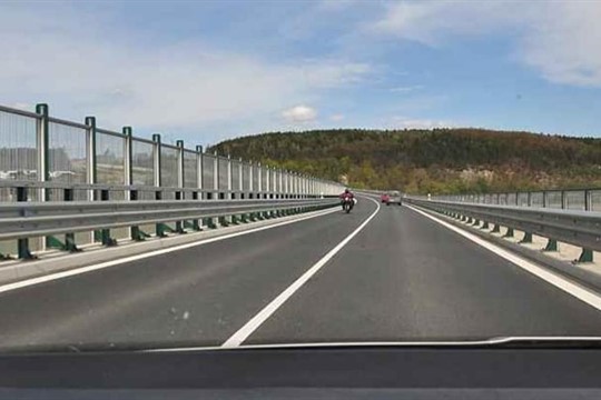 Na estakádě západního obchvatu už je zákaz předjíždění i omezená rychlost!