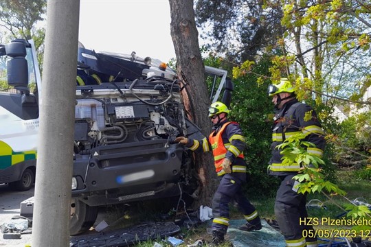 Aktualizováno: Vážná nehoda na okraji Plzně. Nákladní auto narazilo do stromu, řidiče museli vyprošťovat