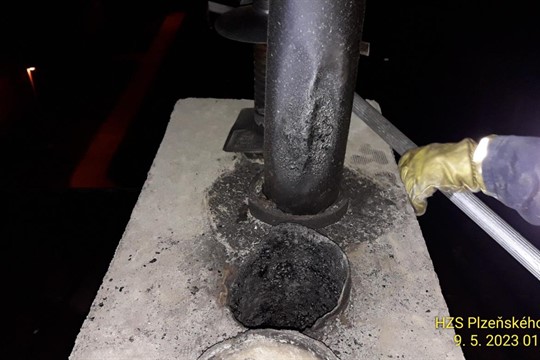 Rušná noc obyvatel bytového domu v Dýšiné. Kvůli požáru komínového tělesa museli hasiči evakuovat 31 lidí!