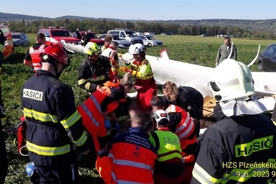 Aktualizováno: Na letišti v Rokycanech havarovalo malé letadlo, senior se těžce zranil!