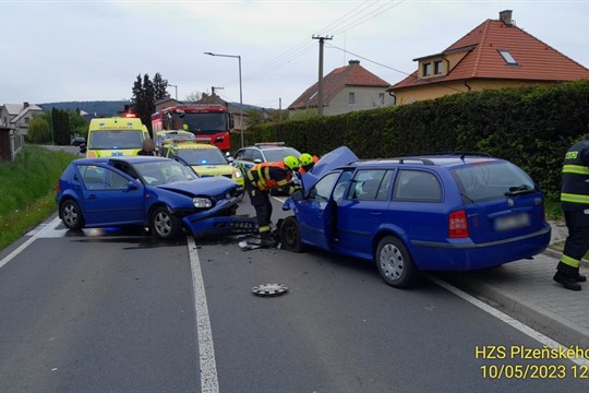 Čelní srážka dvou aut ve Štáhlavech. Zranily se dvě ženy a dítě!