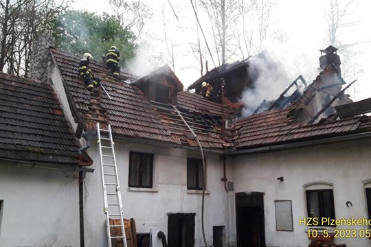 Velký požár zničil hospodářskou usedlost na jižním Plzeňsku. Předběžné škody jsou 8 milionů!