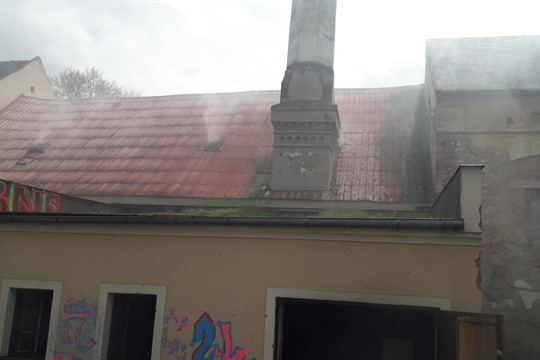 Budovu starého pivovaru ve Stříbře zachvátil požár! Na místě zasahují hasiči