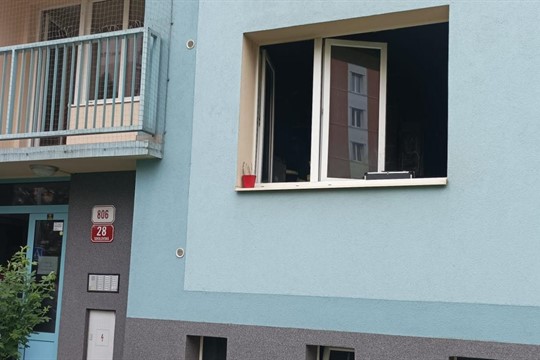 Hasiče zaměstnal požár bytu na Lochotíně. Obyvatelé se museli evakuovat, zranili se dva policisté!