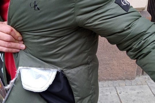 V centru Plzně se poprala barmanka se zákazníkem. Oba byli opilí!