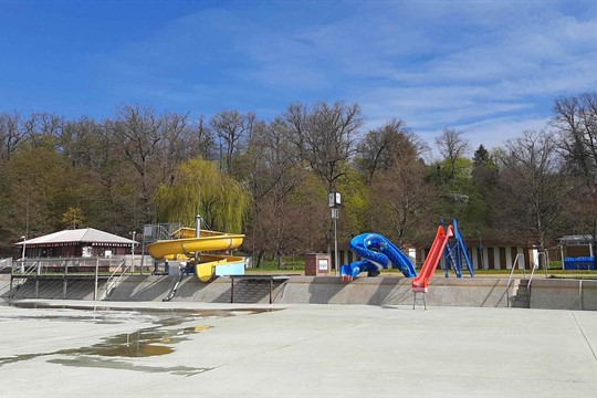 Rokycany připravují městské koupaliště na novou sezónu. Návštěvníky čekají novinky