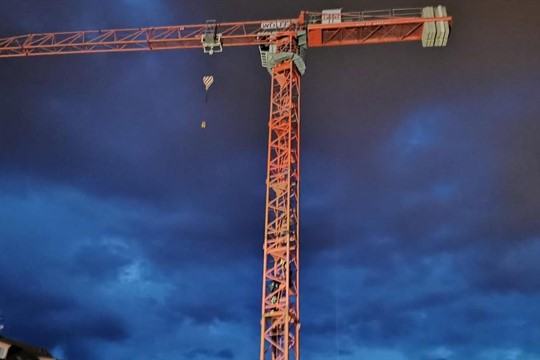 Drama v Plzni na Slovanech. Muž chtěl ukončit svůj život skokem ze 40 metrů vysokého jeřábu