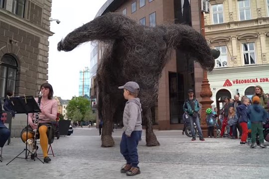 Před libereckou radnicí je nová socha Františka Skály