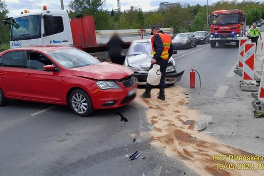 Aktualizováno: Srážka dvou aut komplikuje provoz u Rolnického náměstí v Lobzích