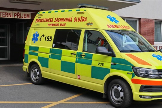 Při požáru sklepa v Plzni na Slovanech se nadýchal kouře mladý muž