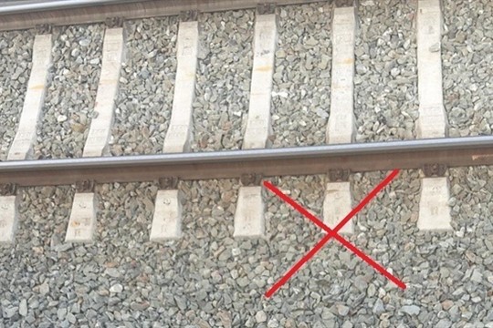 Opilý mladík usnul na kolejích. Před jistou smrtí ho zachránili strážníci!