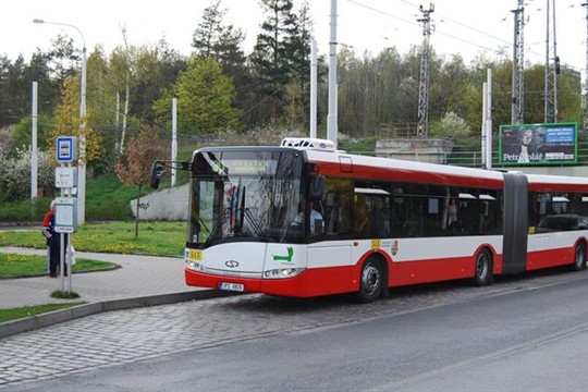 V autobusu se po pádu zranila cestující. Policisté hledají svědky!