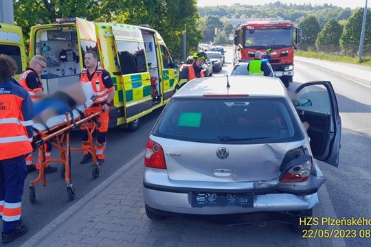 Při srážce osobních aut v Plzni na Slovanech se zranil jeden člověk
