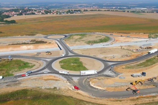 Stavba obchvatu na hlavním tahu z Plzně do Přeštic pokročila, řidiči už jezdí po nové části