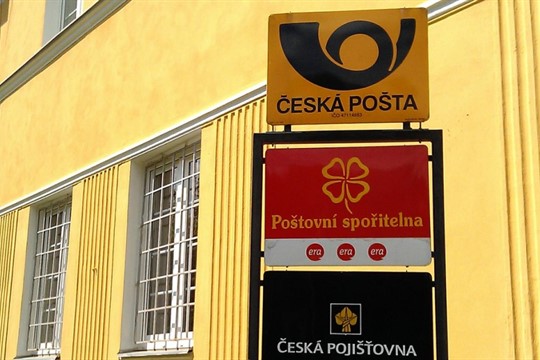 Rozruch na poště. Dvojice mužů předbíhala ve frontě, slovně napadala pracovnice