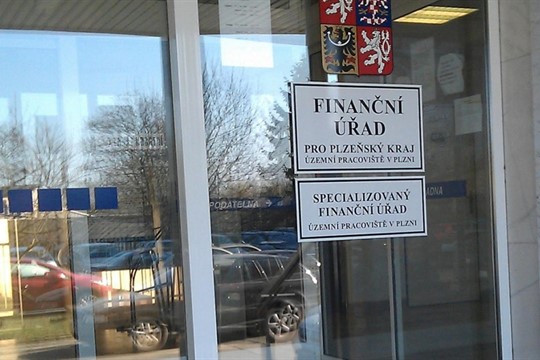 Ve městech Plzeňského kraje, kde se ruší finanční úřady, budou dál radit úředníci