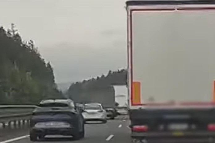 Řidiči kamionů si s předjížděním na dálnici hlavu nelámali. Způsobili kolony