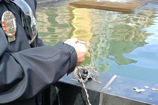 Z kašny na náměstí magnetem lovili drobné mince, dvojici odhalila kamera