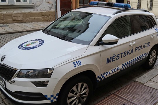 Další řidič ignoroval nehodu a ujel, sraženého muže si všimli náhodou policisté