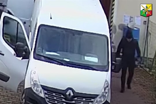 Dvojice mužů se vydala krást do areálu firmy. Poznáte pachatele na videu?