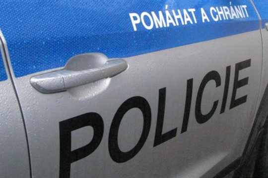 Řidič na elektrokoloběžce srazil chodkyni. Z místa ujel