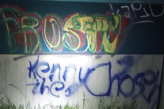 Stěnu pod novým viaduktem vyzdobili sprejeři