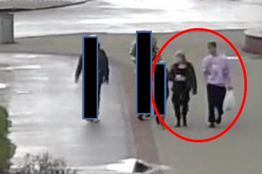 Útok na Nové divadlo. Neznámé dítě hodilo kámen na speciální sklo, způsobilo obrovské škody!