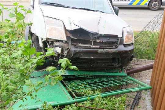 Šofér se zákazem řízení boural po rychlé jízdě. Dal jsem si sedm piv a panáka, šokoval policisty