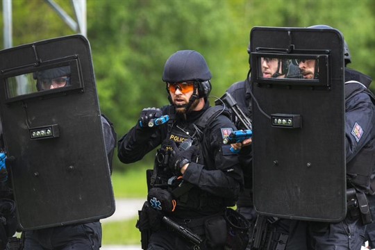 Policisté na nohou. Na letiště v Líních útočili střelci