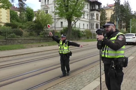 Liberečtí strážníci měří rychlost novým přístrojem