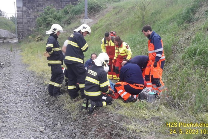 U nadjezdu železniční tratě v Horažďovicích ležela těžce zraněná žena, nejspíš ji srazil vlak!