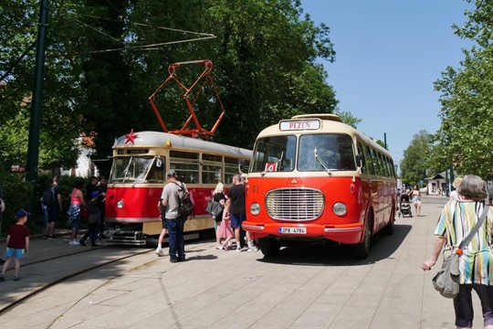 Oslavy 50 let provozu tramvajové trati do Skvrňan byly atraktivní nejen pro dospělé, užily si je zejména děti
