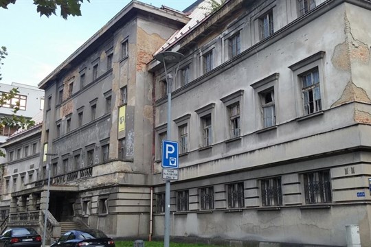 Plzeňský kraj nechce pořádat soutěž na přestavbu lázní na galerii. Nesouhlasí s tím architekti, ani profesní komory