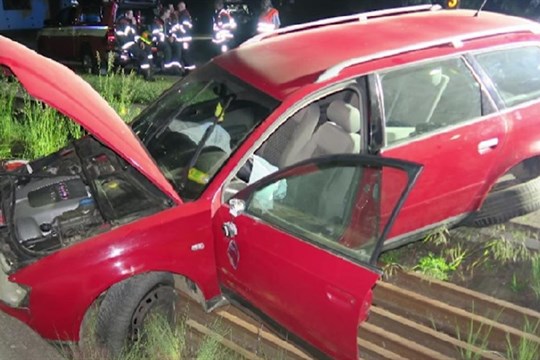 Po zběsilé honičce s policisty řidič havaroval a dal se na útěk. Zastavil ho až varovný výstřel