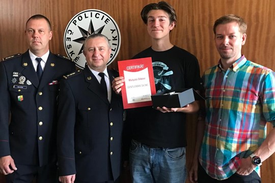 Zabránil tragédii, když zkolaboval řidič autobusu. Mladík získal ocenění Gentleman silnic