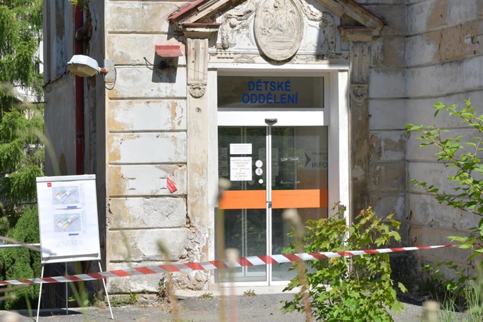 Rekonstrukce karlovarské nemocnice pokročila, hotovo bude ještě letos