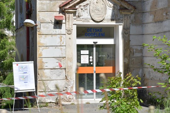 Rekonstrukce karlovarské nemocnice pokročila, hotovo bude ještě letos