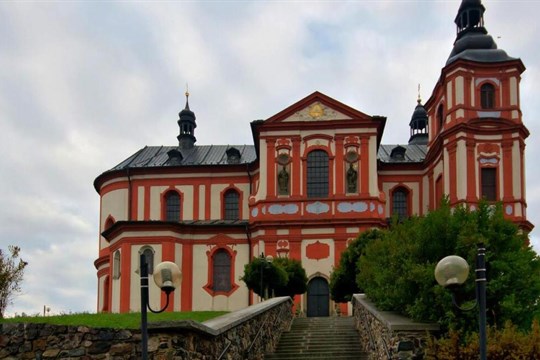 Oprava dominanty Přeštic finišuje. Kostel má být hotový do konce roku